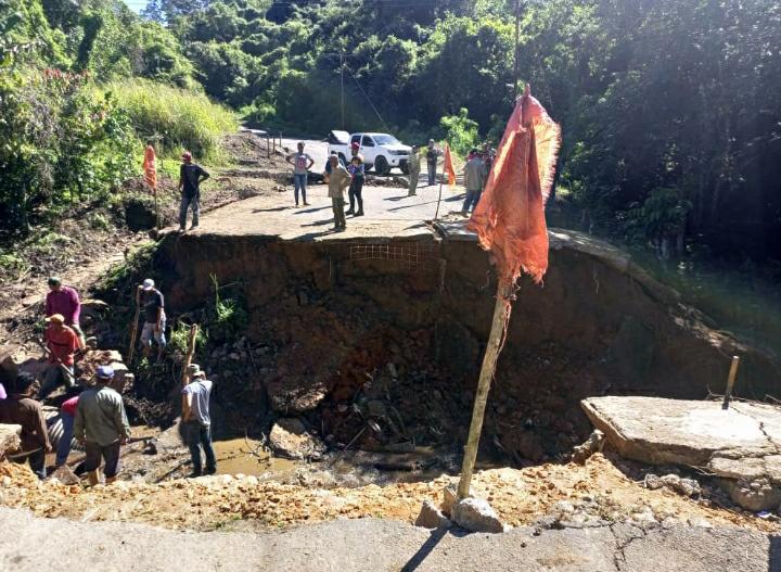 En la Troncal 09 en Sucre apareció un “barranco”… porque eso no puede llamarse hueco (FOTOS)