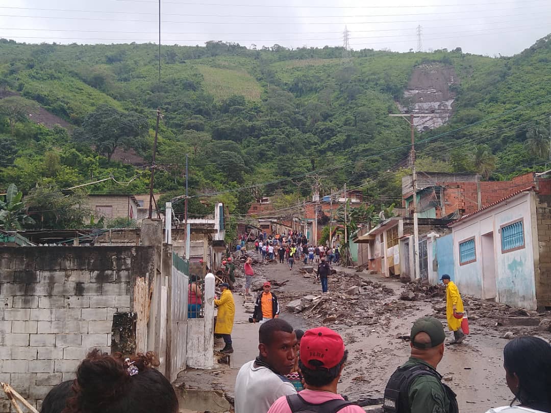 “Quedamos con una mano adelante y otra atrás”: Cientos de familias lo perdieron todo en Valle Verde