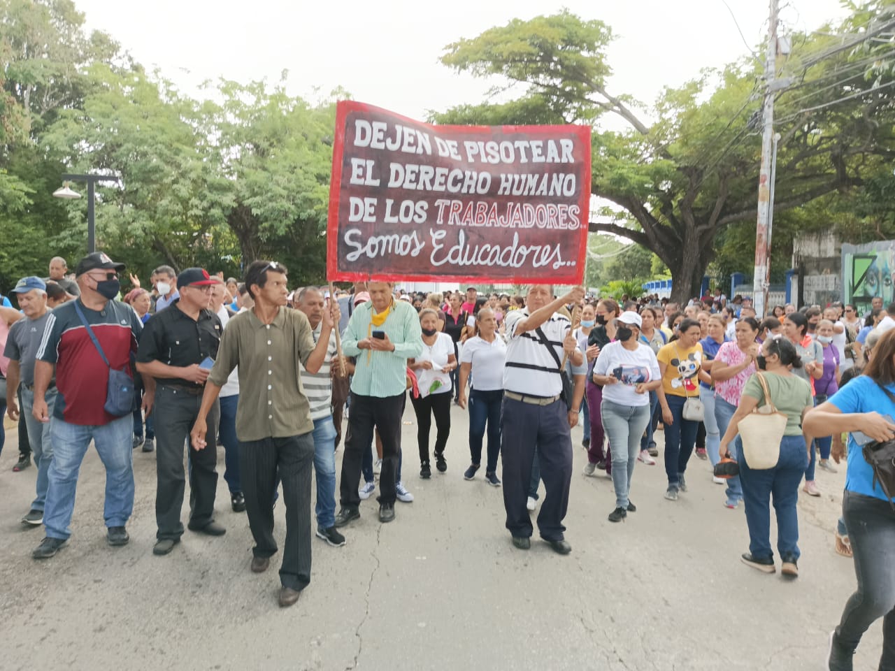 Docentes neoespartanos marchan contra la estrechez presupuestaria impuesta por la Onapre