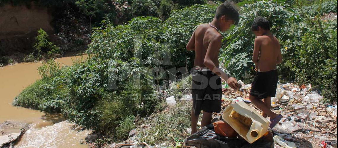 En Venezuela, niños recorren las calles buscando plástico para vender y ayudar en sus hogares (Fotos)