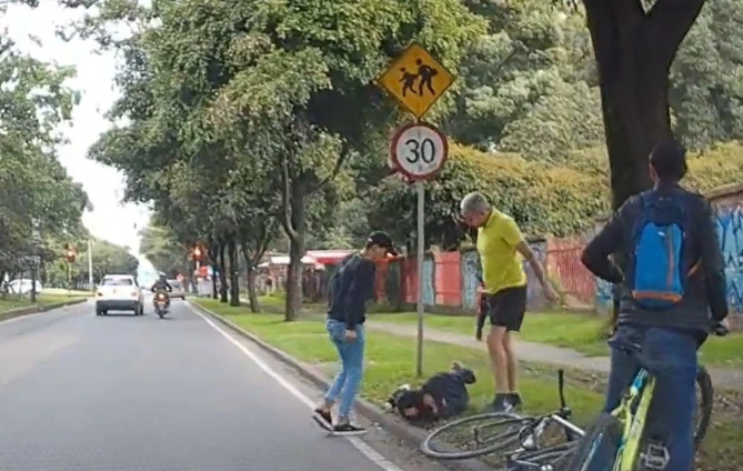 Le dieron una paliza por golpear a una mujer en plena calle de Bogotá