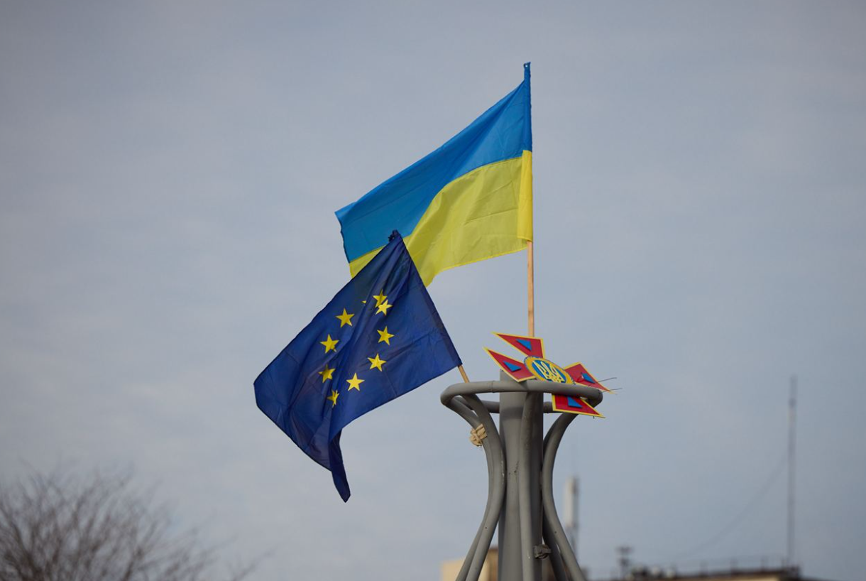 Zelenski iza la bandera ucraniana en la recién liberada Jersón