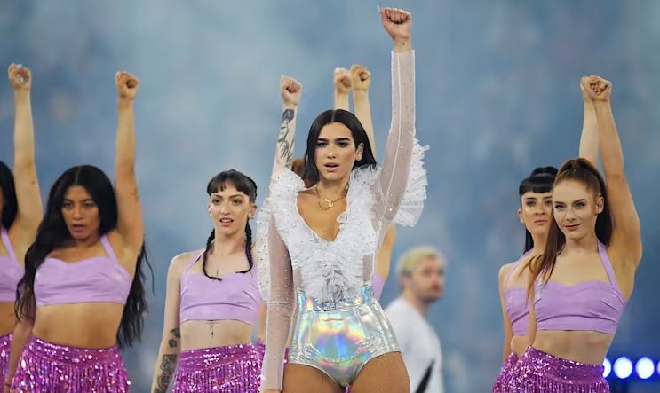 Qatar 2022, el Mundial del que reniegan estrellas como Rod Stewart y Dua Lipa