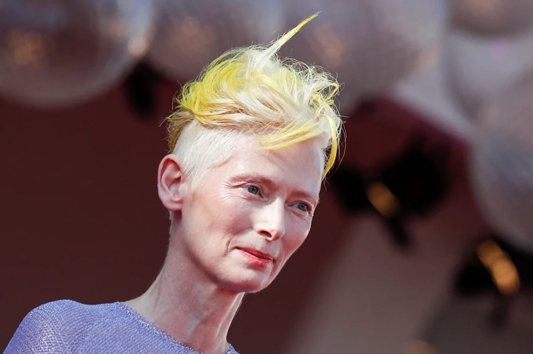 La vida de la actriz Tilda Swinton: estudió con Lady Di, se ganó fama de rara y fue arte viviente en el Moma