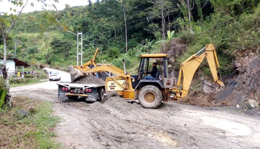 Intravial de la gobernación de Barinas recupera la vía a Calderas