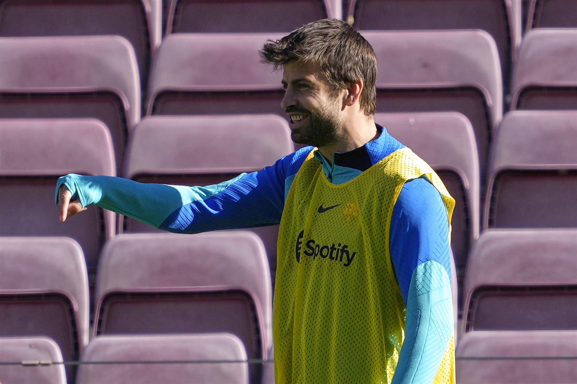 Piqué, protagonista en el entrenamiento del Barça celebrado en el Camp Nou (Imágenes)