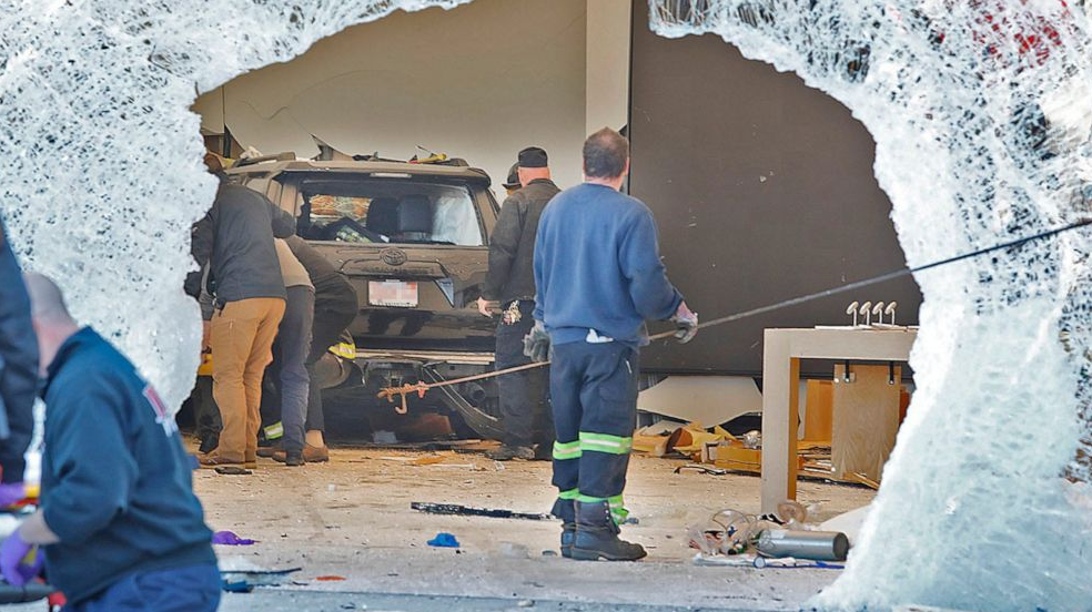 VIDEO: carro se estampó contra una tienda de Apple en EEUU y dejó un muerto