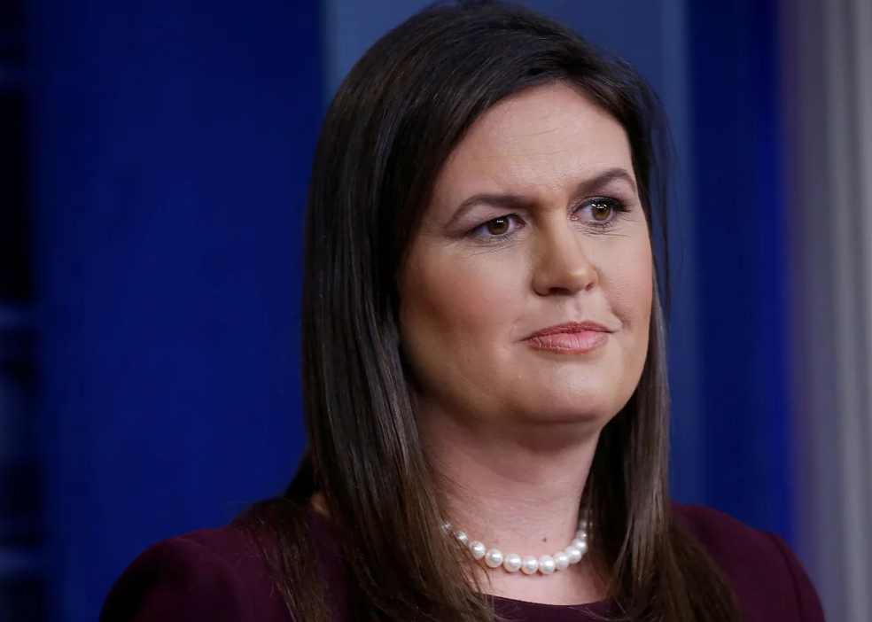 Sarah Sanders, exvocera de Donald Trump, fue electa gobernadora de Arkansas