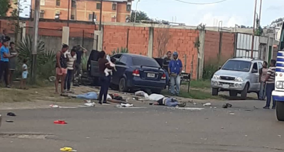 Cayó en una tronera, perdió el control del carro y se llevó por delante a dos personas en Valle de la Pascua