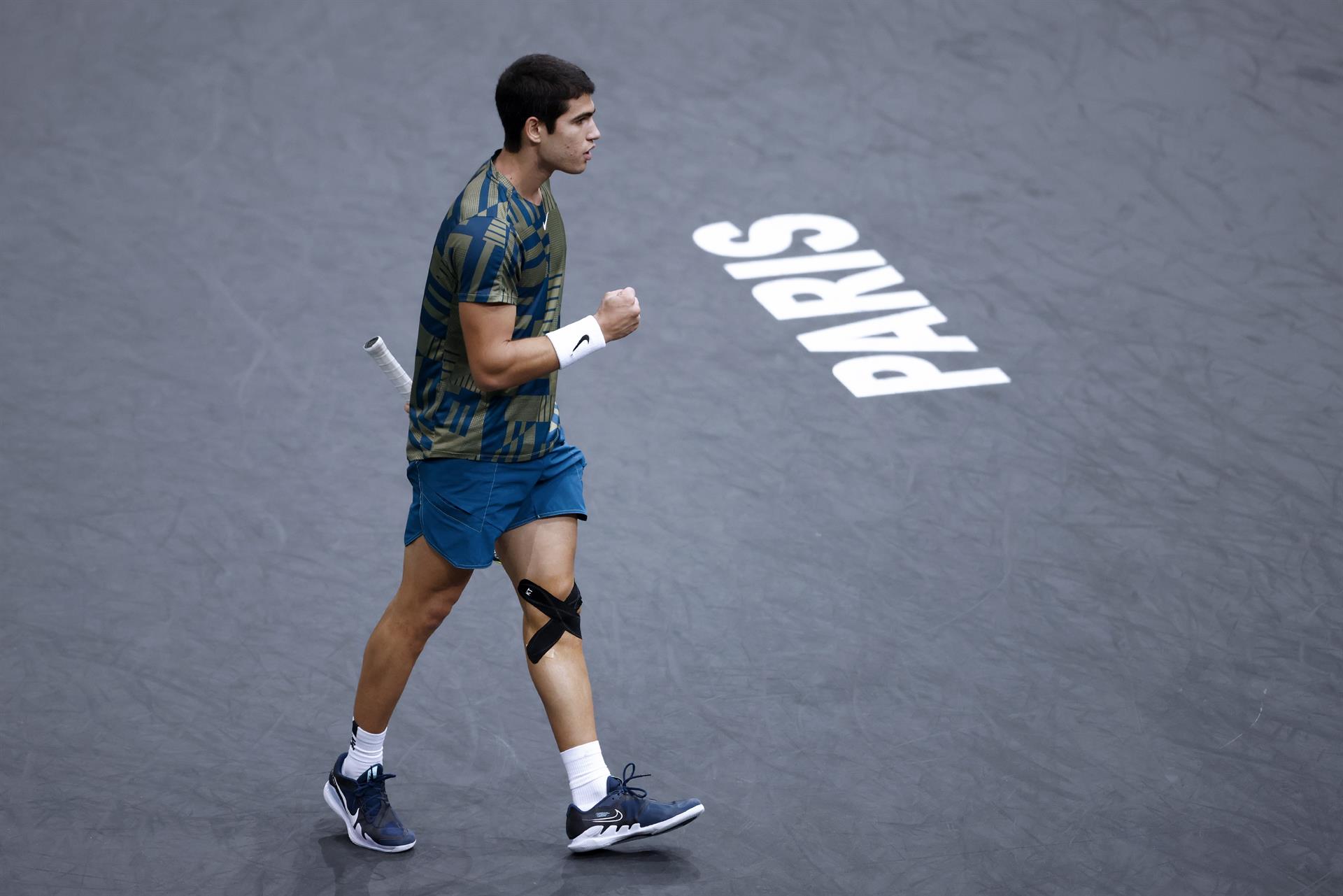 Alcaraz inició con victoria la defensa de su número uno en el Masters 1000 de París-Bercy