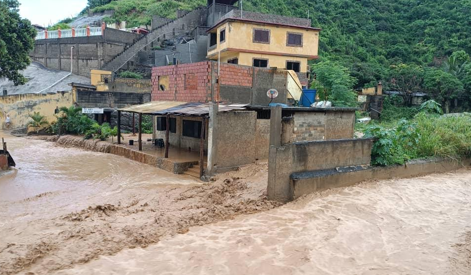 Se desbordó quebrada de Puerto Carayaca y dejó incomunicados a los vecinos (fotos)