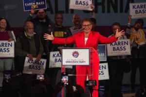 La demócrata Karen Bass ganó la alcaldía de Los Ángeles