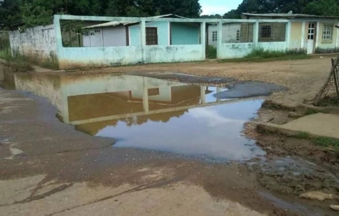 El chavismo haciendo exposiciones en Calabozo… y las calles cada día peores