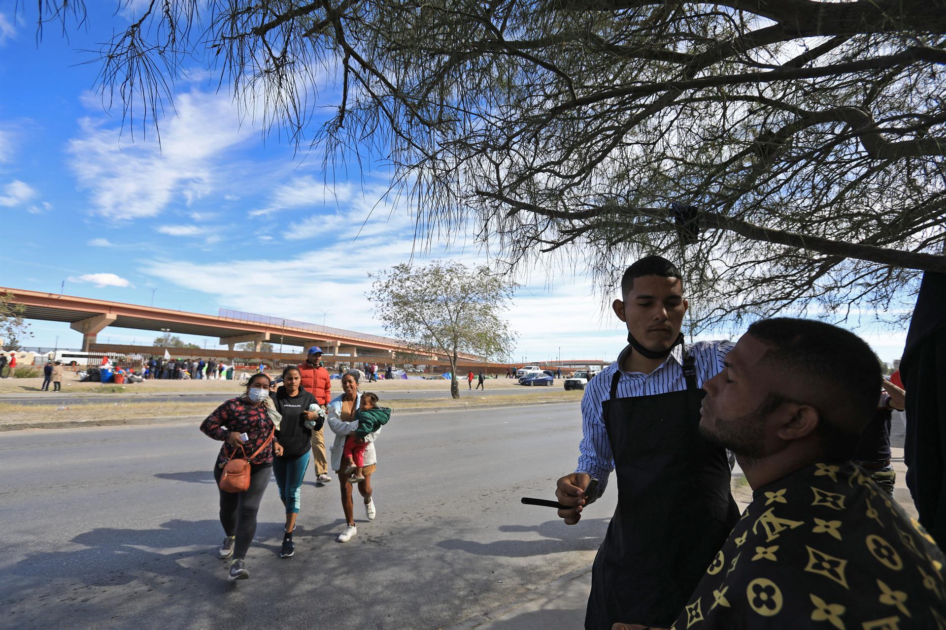 Venezolanos varados en la frontera de México se rebuscan como barberos (Fotos)