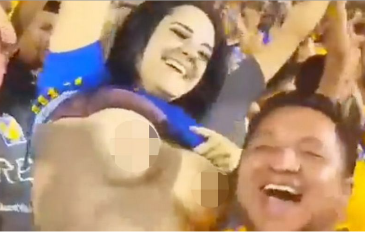 La aficionada SEXY que mostró las lolas durante un partido de fútbol se unió a OnlyFans y revienta las redes (FOTOS + UFFF)