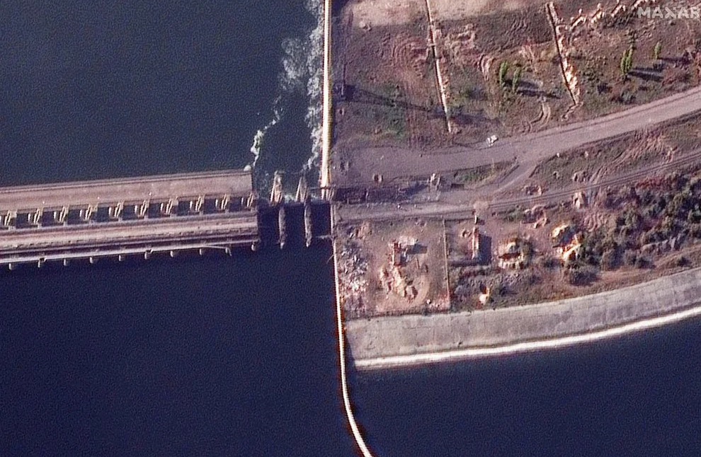 En VIDEO: aterrador momento en que los rusos destruyeron puente e hidroeléctrica en Jersón