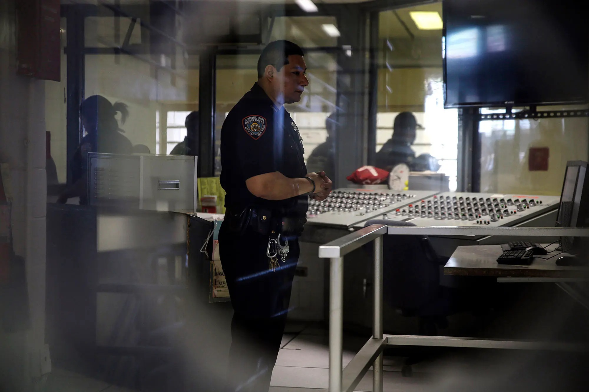 Recluso de Rikers Island le arrancó 10 dientes al guardia penitenciario… a puñetazo limpio