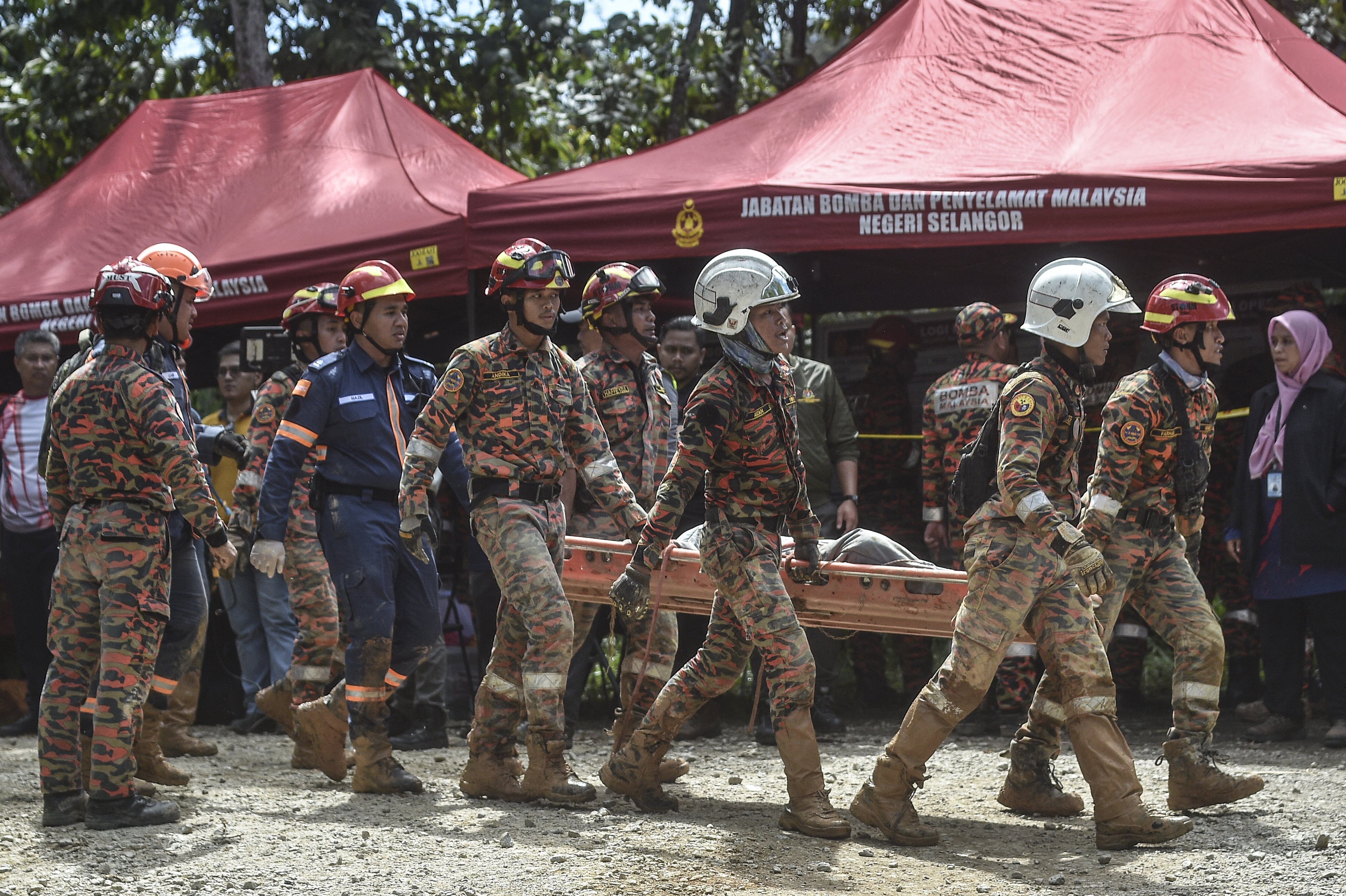 Dieron por terminada la búsqueda de víctimas tras el alud que dejó 31 muertos en Malasia