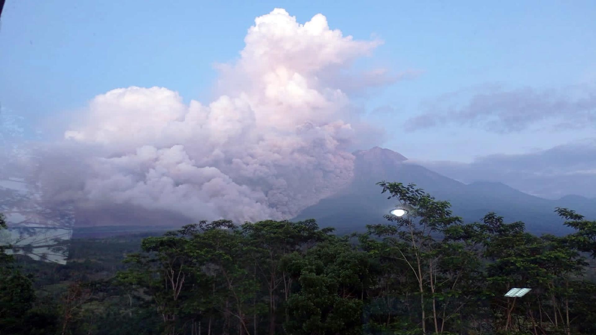 Casi 2 mil desplazados tras la erupción del volcán Semeru en Indonesia