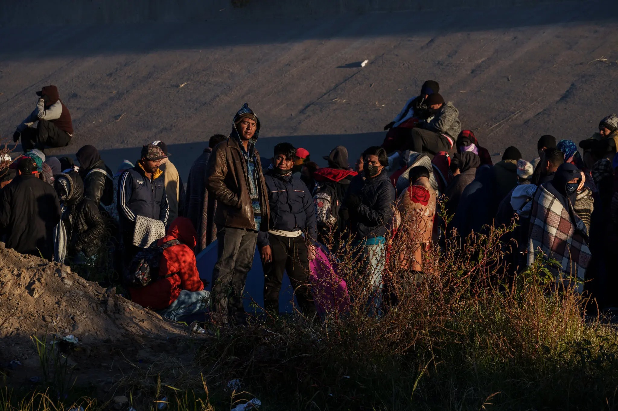 Un cruce masivo de migrantes en El Paso abruma las instalaciones fronterizas en Texas