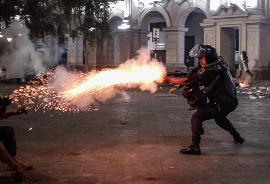 Manifestantes en Perú piden la renuncia de Boluarte y toman violentamente el aeropuerto de Arequipa