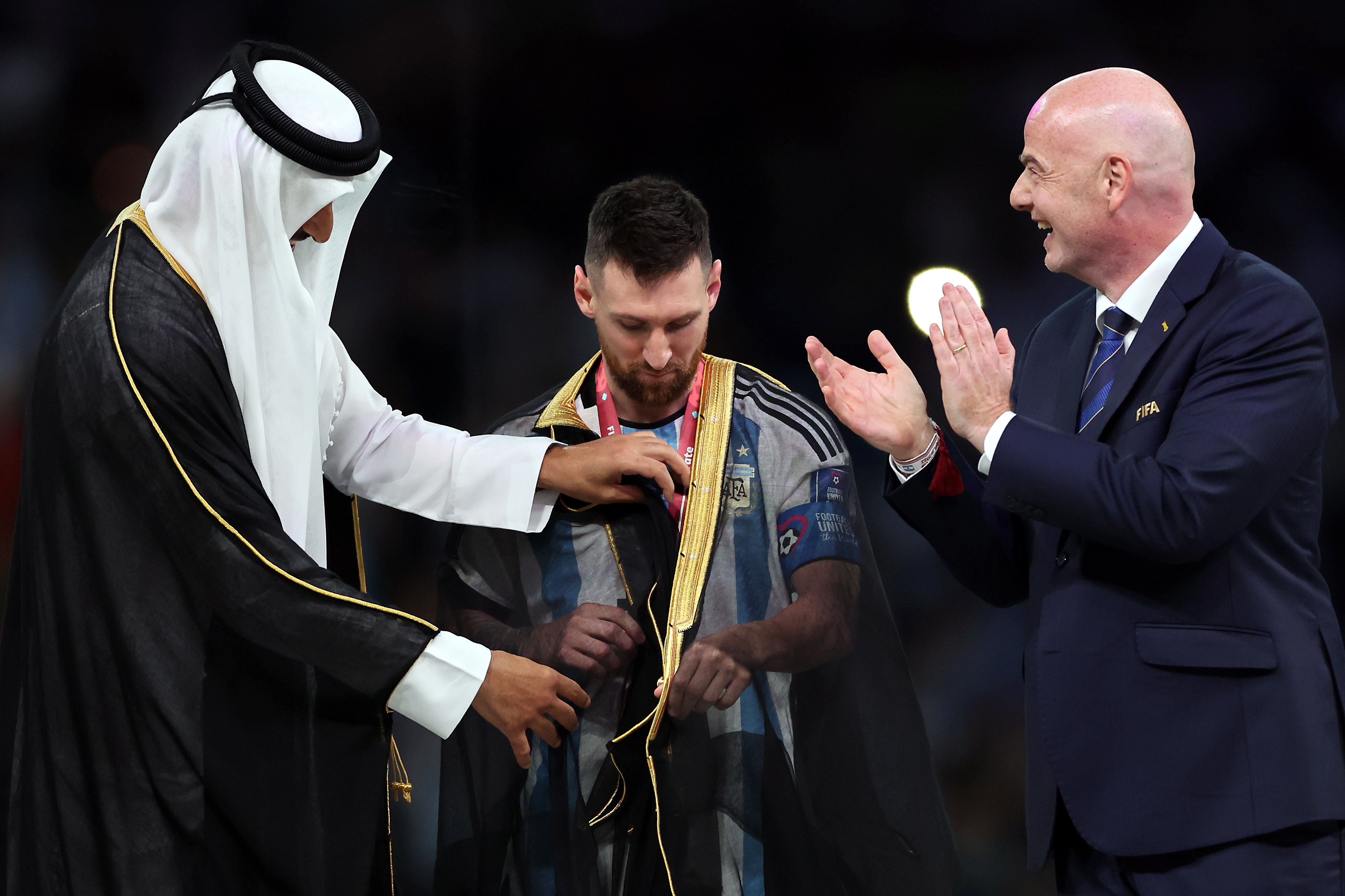 Éxito de ventas en Qatar del “bisht”, la túnica negra que lució Messi