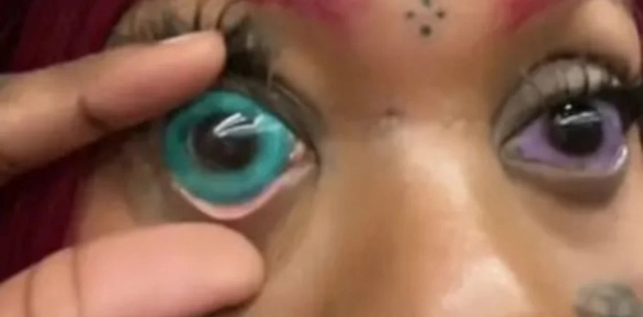 Se tatuó los ojos morado y azul, ahora se está quedando ciega