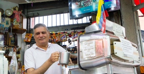 ¡Amor con amor se paga! Panadero Francisco que se hizo viral por regalar panes recibió serenata (VIDEO)