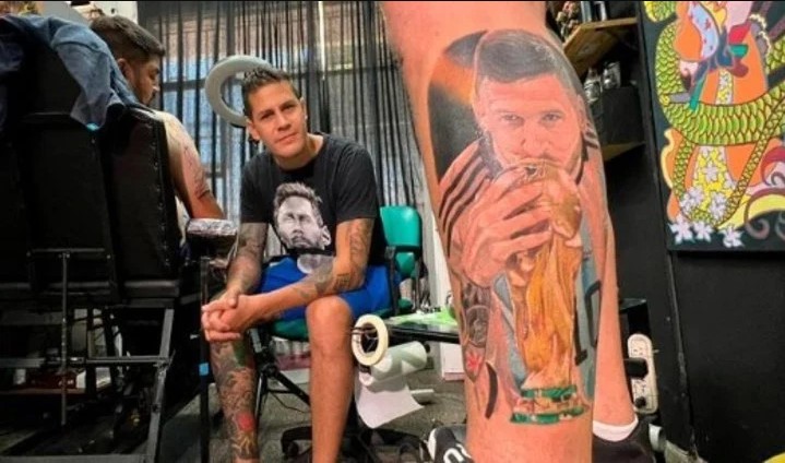 EN FOTOS: se hizo el primer tatuaje de Messi con la Copa del Mundo… este fue el resultado