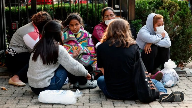 Gobierno de Texas envía buses con migrantes a la casa de Kamala Harris en Nochebuena