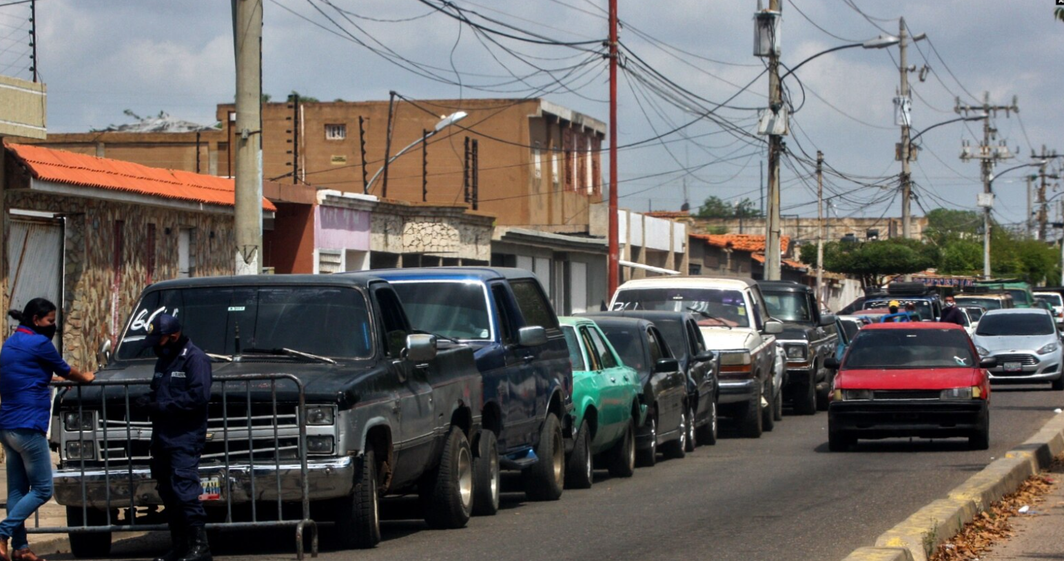 Crónica de una luz roja y el “rotico” de un billete: las largas colas por gasolina vuelven a Venezuela