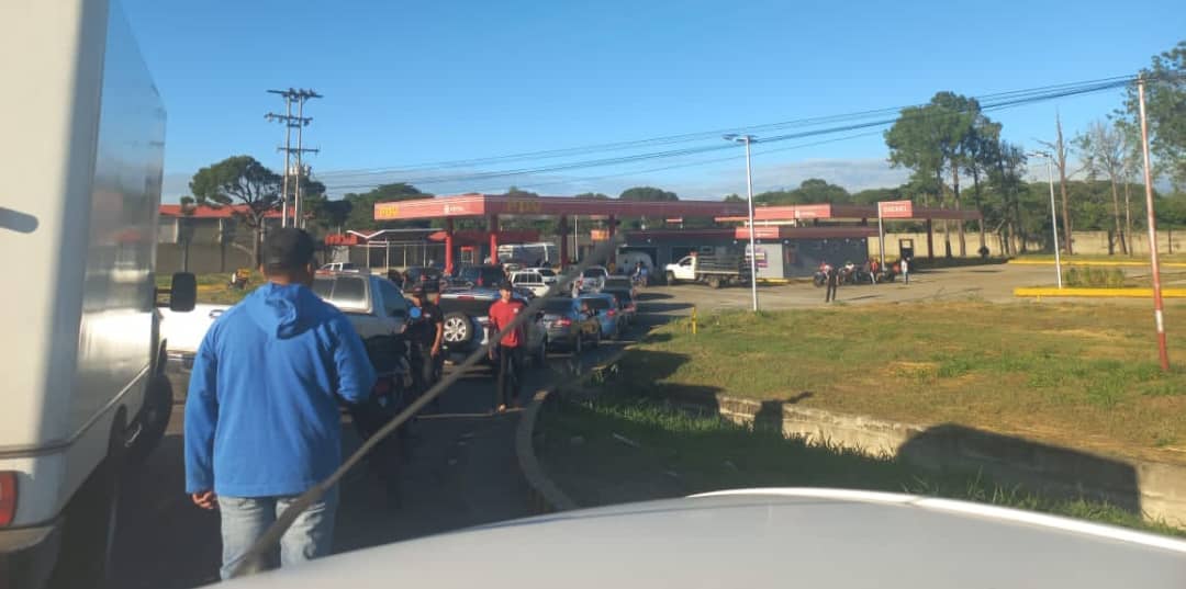 ¡Hasta en las dolarizadas! Colas en bombas de gasolina de Barinas le dan la bienvenida a diciembre