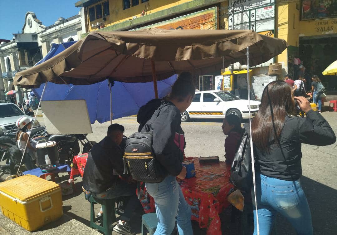 Que no se rompa la tradición: compradas o elaboradas en casa, los venezolanos comen hallacas en Navidad