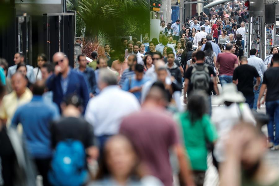 Millones de trabajadores latinoamericanos esperan aguinaldo en un año difícil