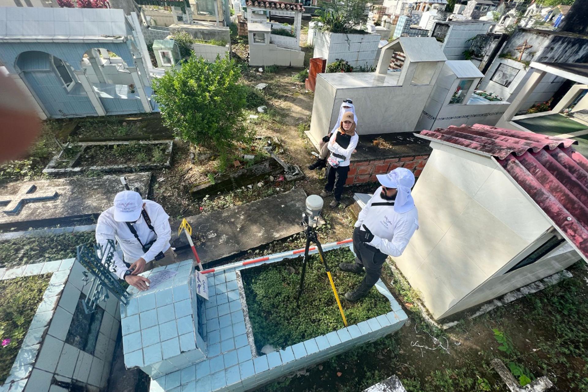 Recuperan cuatro cuerpos de personas desaparecidas en un cementerio colombiano