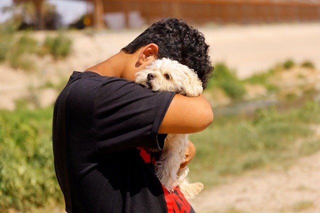 Forzado a dejar a su perrita en Juárez al cruzar a EEUU, venezolano se reencuentra con ella en Nueva York