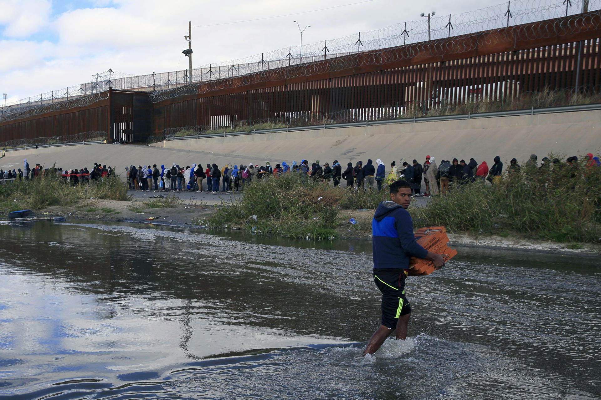 Gobierno de Biden alista más medidas para frenar los cruces fronterizos