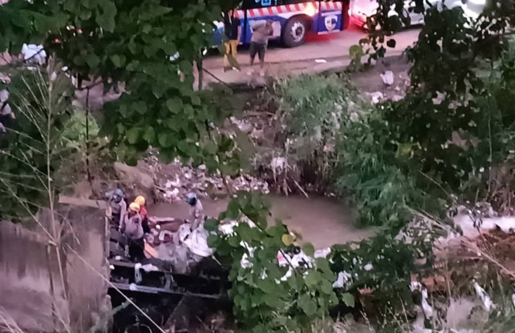 Volcamiento de gandola en la autopista Gran Mariscal de Ayacucho dejó un muerto este #1Dic (Fotos)