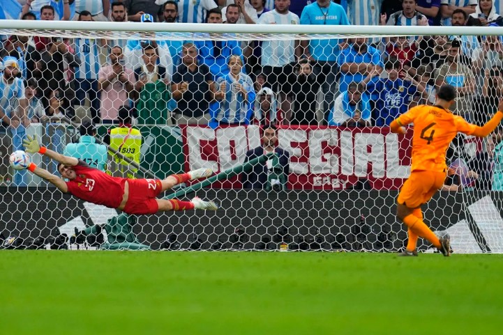 La confesión de Van Dijk después que Dibu Martínez le atajó el penal en la definición entre Argentina y Países Bajos en el Mundial