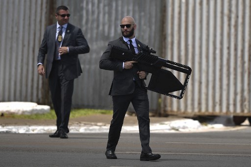 Agente sostiene arma anti drones en medio de la ceremonia de asunción de Lula (FOTO)