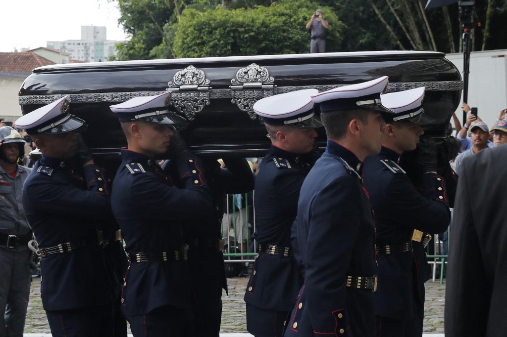 Restos de Pelé descansan en el cementerio vertical más alto del mundo tras multitudinario homenaje en Santos