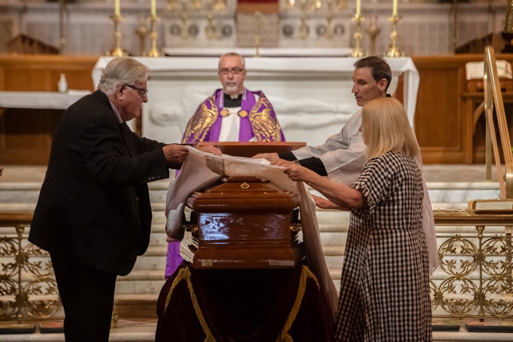 Iglesia católica veló a cardenal pedófilo pese a las protestas en Australia