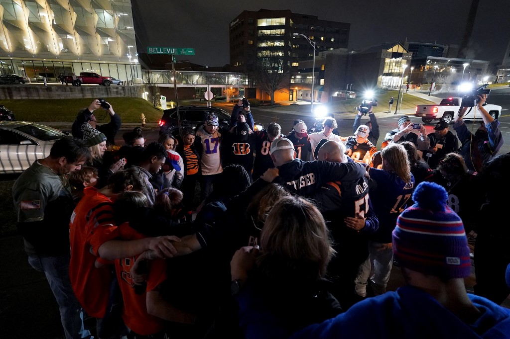 Familia de Damar Hamlin pidió mantener oraciones por la recuperación del jugador