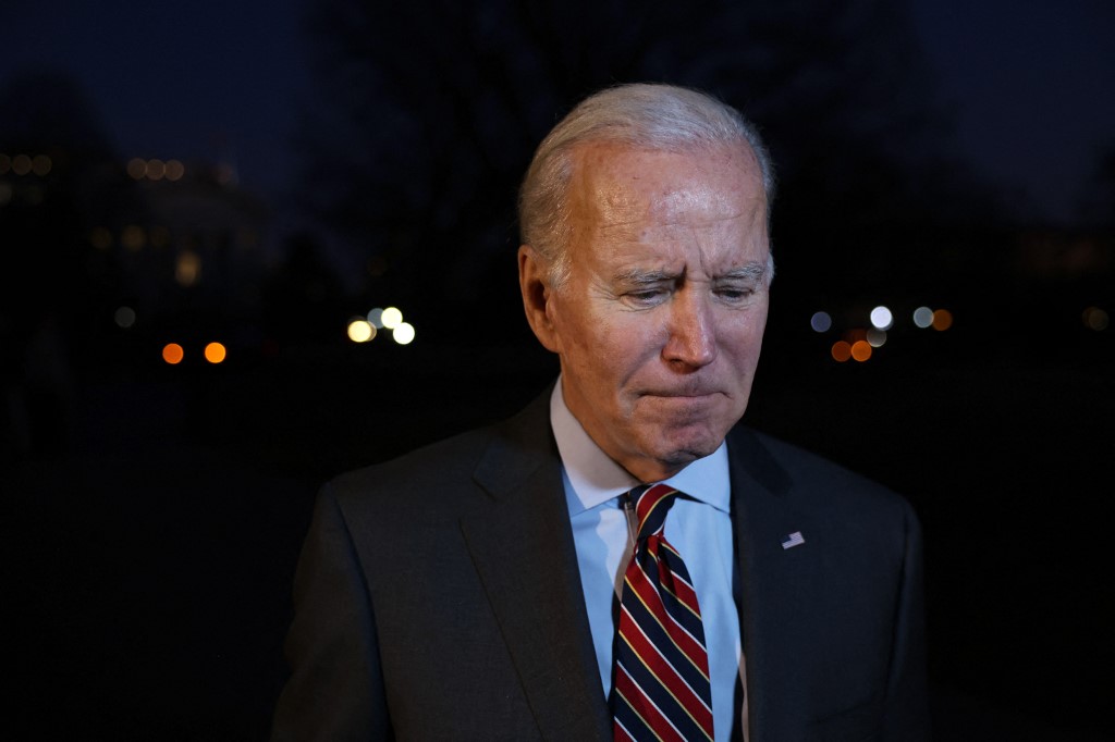 Biden llamó a los padres del afroestadounidense que murió apaleado por cinco policías