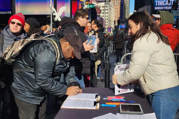 Tres policías heridos en ataque con machete cerca de festejos en Times Square