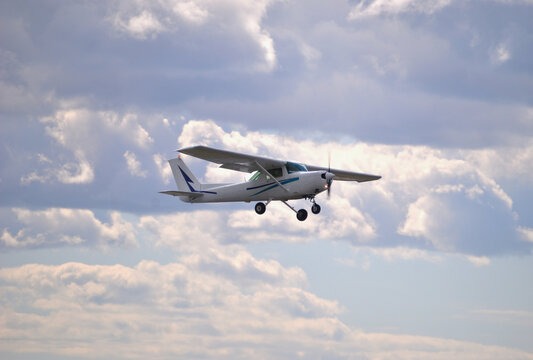 FOTOS: Avioneta se estrelló en una autopista concurrida de Texas