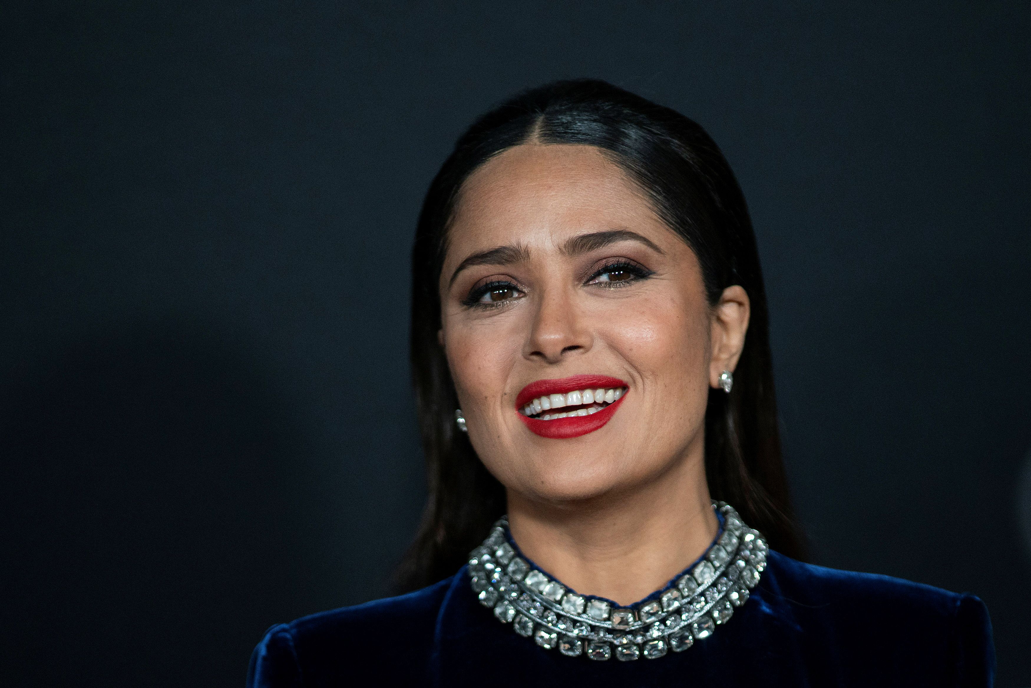 Salma Hayek sorprendió a sus seguidores con un sensual atuendo (+Video)