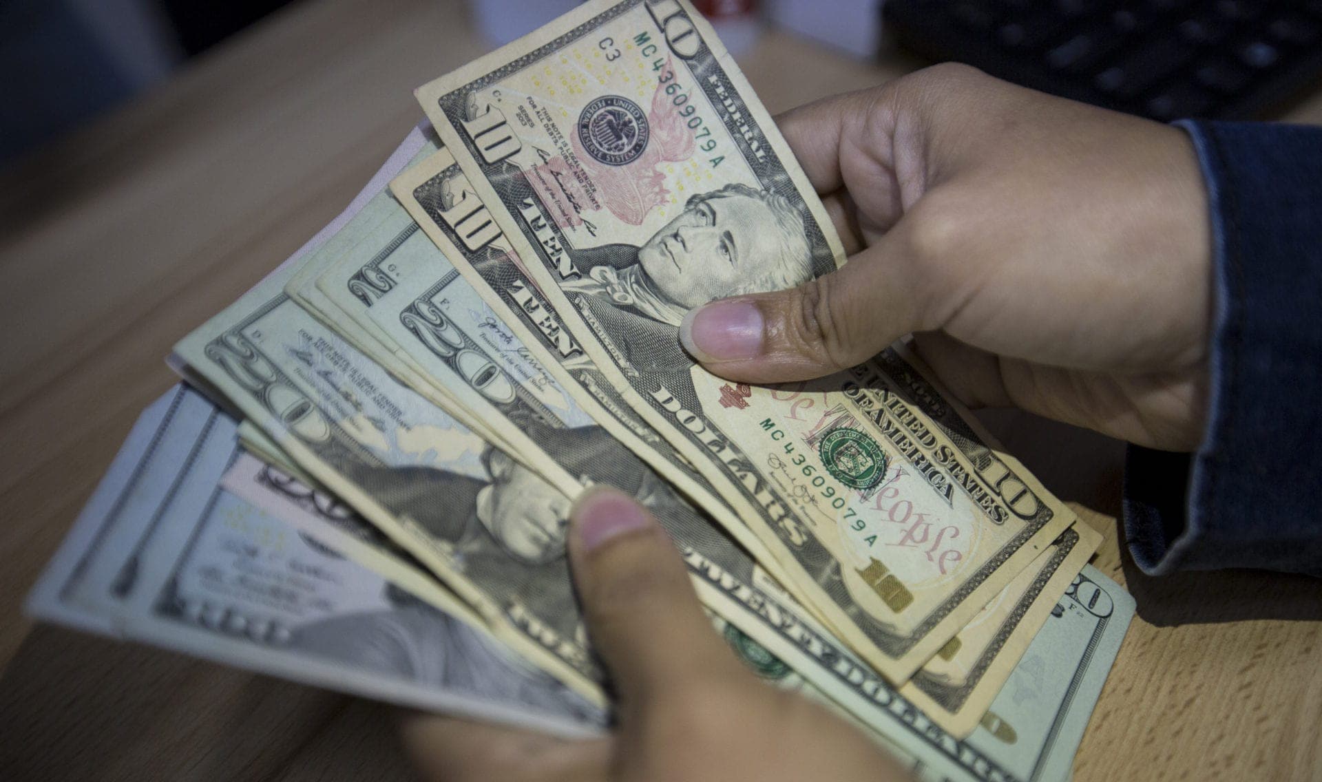 Dólar paralelo se dispara y abre en 26 bolívares este #9May