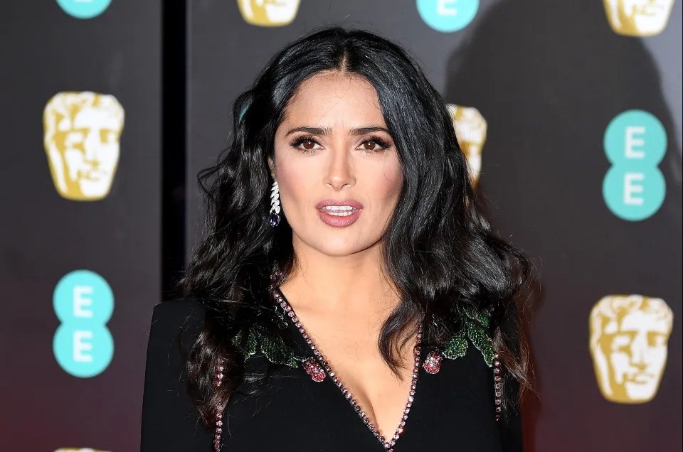 El candente vestido de Salma Hayek que muestra todo durante el estreno de “Magic Mike” (VIDEO)