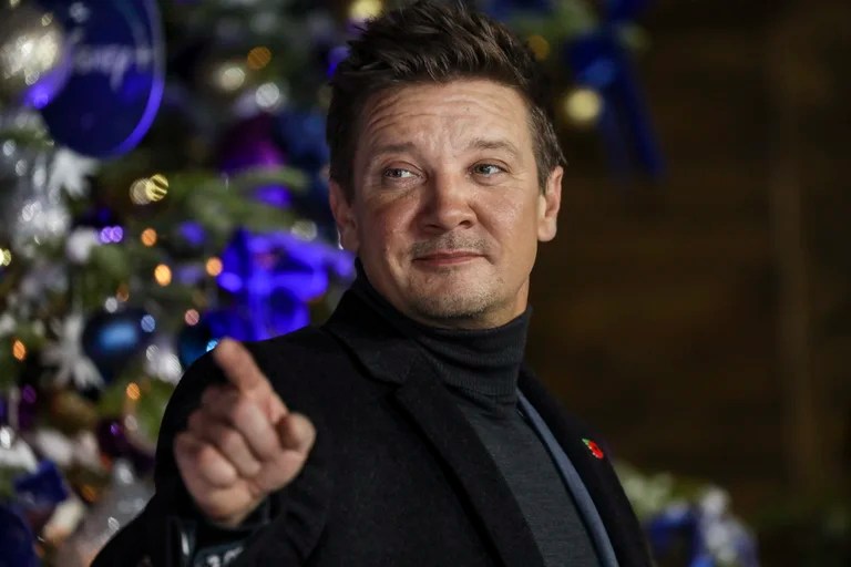 Jeremy Renner intentaba socorrer a un hombre varado en su vehículo cuando sufrió el accidente en Nevada